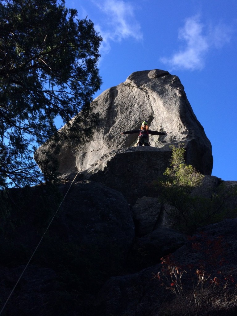 片手回しの岩 SUNDAYのひーちゃんはすいすい登っていきましたが、私はへっぴり腰でした(笑）