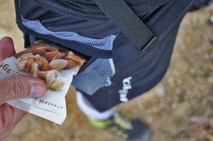 手のひらサイズのミックスナッツの袋（塩熱サプリの袋）も簡単に入れることができるポケット幅があります。