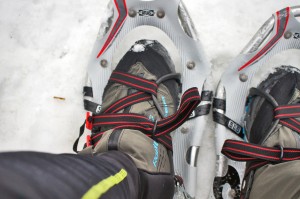 ランニング用スノーシューを装着したイメージ。足首周りもストレッチ性の素材で隙間が無く、跳ね上げた雪が侵入することもありません。