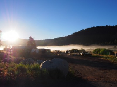 レーススタートからしばらくして。朝霧に包まれるスタート地点の山岳リゾート、Squaw Valley。