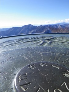 カメラには写り込まないが、遠くに北岳、甲斐駒ケ岳の稜線も見える。