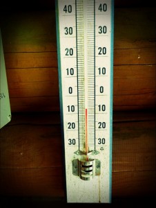 避難小屋の外にあった温度計はマイナス7℃、この季節にしては暖かいほうだろう。