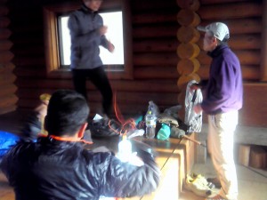 三頭山非難小屋でロープワーク講習。15時30分の時点で小屋の中でも寒かったです。