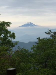 雨あがりの夜空ならね、雨あがりの青空にはダイナミックな富士山@三頭山