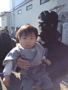 頭巾姿のスケキヨ、息子は怖くないみたいでした。