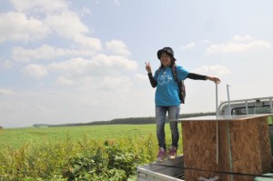 中標津環境協会の親松さん も道中ずっと移動しながら応援してくれました。（かまいしゆき姐カメラ）