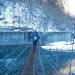 夜叉神峠から広河原へ行く林道と別れ、約400m下りたところにある発電所の吊橋は凄く揺れた・・
