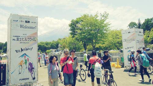 その足で、自転車の富士登山競走「富士ヒルクライム」の会場へ