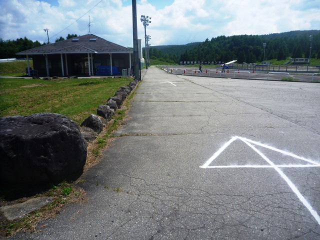 33.2km。FINISH地点の松原湖高原スケートセンターに着いた。お疲れ様でした。